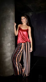 Top de raso color rojo con breteles finos regulables.