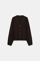 Chaqueta de punto con escote en pico y manga larga. Presenta cierre frontal con botones y costuras verticales decorativas en el frente.