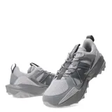 Championes de trail running New Balance modelo Tektrel, color gris con detalles en tonos más oscuros. Presentan un diseño robusto con suela AT Tread para mayor tracción, upper de malla transpirable con refuerzos sintéticos y cierre mediante cordones.