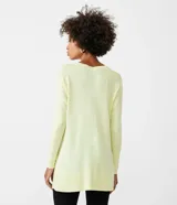 Blusa de punto color amarillo claro, con escote en V, mangas largas con textura acanalada y diseño de ruedo asimétrico tipo mullet con aberturas laterales.