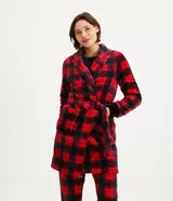 Bata de baño en fleece con lazo en la cintura y bolsillos, con estampado de cuadros rojos y negros.