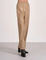 Pantalón de eco cuero color marrón, marca Elan, con pretina elastizada, bolsillos delanteros, pierna recta y costura frontal.