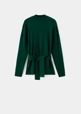 Jersey de punto fino color verde oscuro, con cuello perkins, manga larga y diseño entallado con detalle de lazo anudado en la cintura.