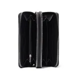 Billetera XL de doble compartimento en color negro, con diseño de corazones grabados en relieve y logo metálico plateado en el frente.