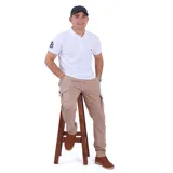 Remera tipo polo color amarillo con cuello clásico y logo bordado en el pecho. Corte recto y mangas cortas.