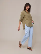Pantalón de jean celeste de corte recto, con bolsillos delanteros y traseros.