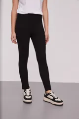 Calza negra de tiro alto con costuras verticales en el frente.