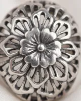 Anillo de plata 925 con diseño floral calado y acabado empavonado en bajo relieve.