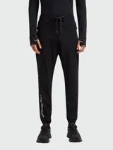 Pantalón deportivo negro de Moncler con cintura ajustable con cordón, bolsillos laterales con cierre y logo estampado en la pierna izquierda.