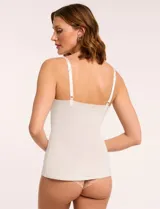 Musculosa íntima de microfibra color blanco, con escote en V y detalle de malla en los bordes. Cuenta con tirantes regulables y diseño antiestático.