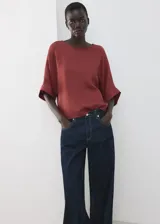 Blusa de diseño recto y color bordó, con cuello redondo, mangas tres cuartos y cierre de botón en la parte posterior del cuello.