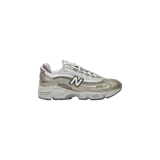 Championes urbanos New Balance modelo 1000 en tono piedra, con capellada de malla y superposiciones metalizadas, logo 'N' en el lateral y entresuela esculpida.