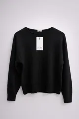 Sweater de tejido de punto suave con cuello redondo, mangas largas y puños y ruedo acanalados. Diseño básico y versátil de calce cómodo.