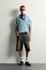 Jersey de punto de corte relaxed fit confeccionado en hilatura de algodón, con cuello redondo y manga larga. Presenta un diseño de efecto lavado con costuras en contraste y acabados en rib.