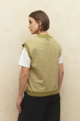 Chaleco tejido a rayas horizontales color verde oliva y beige, sin mangas y con cuello redondo.