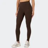 Calza deportiva Fabletics modelo PureLuxe Oasis, de color negro, corte ajustado y tiro alto con bolsillos laterales.