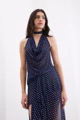 Falda midi azul marino con estampado de lunares blancos, confeccionada con una base mini y capas superpuestas de tul translúcido con diseño irregular.
