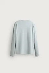 Camiseta de manga larga con ajuste relaxed fit y cuello redondo amplio, confeccionada en tejido de mezcla de algodón y lino con patrón de rayas horizontales en color verde y blanco.