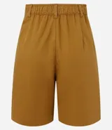 Bermuda color ocre de sarga, con cintura alta elástica, cierre con botón y cremallera, bolsillos laterales y pliegues delanteros.
