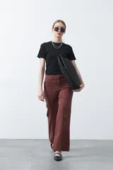 Remera de manga corta con cuello redondo a la base, de calce clásico y diseño minimalista con ruedo redondeado.