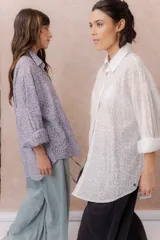 Jean de calce amplio y relajado, color azul, con pierna extra ancha y caída fluida. Diseño de tiro alto con pinzas delanteras y lazo regulable en la cintura. Cuenta con bolsillos laterales y traseros.