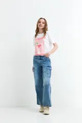 Remera de algodón color beige, de manga corta y corte clásico, con estampa frontal ilustrada de un trago Daiquiri y la inscripción en letras rosadas.