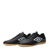 Championes de fútbol sala Umbro modelo Classico III IC, color negro con detalles en blanco. Presentan una suela de goma color caramelo diseñada para superficies de interior y el logo de la marca en el lateral.
