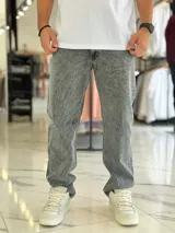 Pantalón de jean de corte recto y tiro mid, en color celeste clásico con efecto lavado.