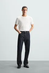 Camiseta negra de punto con cuello redondo, manga corta y corte regular. Tejido de viscosa con acabado en rib.