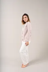 Pijama de dos piezas con estampado floral en tonos rosados y celestes sobre fondo blanco. La camisa es de manga larga con cuello mao y cierre frontal con botones. El pantalón es largo y de corte recto.