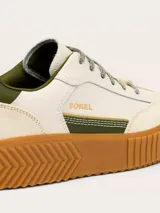 Zapatillas Sorel modelo Ona Ave T Toe, color blanco con detalles en verde militar y suela plataforma de goma color tostado. Presentan diseño de inspiración retro con superposiciones de gamuza, cordones grises y la marca estampada en el lateral.
