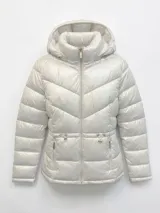 Campera puffer de mujer con acabado brillante, diseño acolchado con costuras en V, cierre frontal con cremallera, capucha integrada y bolsillos laterales con cierre.