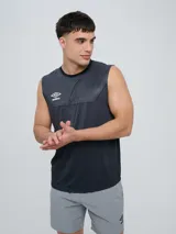 Musculosa deportiva Umbro modelo Axis para hombre, de color azul marino, con cuello redondo y logo impreso en el pecho.