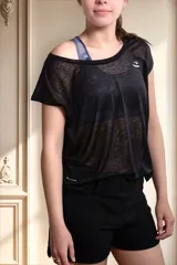Remera deportiva Topper de mujer, de tejido liviano y traslúcido, color negro con mangas cortas y escote bote.