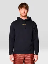 Buzo tipo canguro con capucha y bolsillo frontal, confeccionado en una mezcla de algodón. Presenta el logotipo de la marca Mountain Hardwear bordado en el centro del pecho.