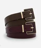 Kit de dos cinturones medianos de poliuretano, uno en color marrón oscuro y otro en color bordó. Ambos cuentan con una hebilla rectangular con marco metálico dorado y ajuste por perforaciones.