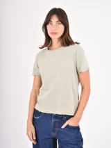Remera de algodón de corte clásico, con cuello redondo y mangas cortas con terminación en ruedo desflecado.