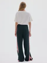 Pantalón tejido de algodón color negro, con franja lateral en contratono y pequeño tajo en el lateral inferior.