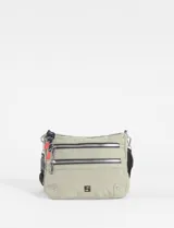 Bandolera color verde oliva con múltiples compartimentos frontales con cierre metálico, correa ajustable y tiradores de cordón con detalles en rojo.