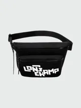 Riñonera negra con correa ajustable y logo Longchamp estampado en blanco en el bolsillo frontal.