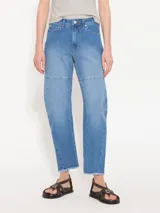 Pantalón de jean azul claro, de corte recto y tiro medio, con detalle de costuras horizontales en las rodillas y terminación desflecada.