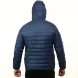 Campera acolchada de hombre, color azul marino, con cierre frontal y capucha. Presenta costuras horizontales y el logo de Diadora en blanco en el pecho.