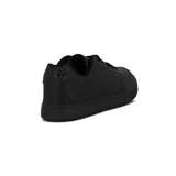 Championes urbanos Diadora modelo Helio, completamente negros, de caña baja y estilo deportivo clásico con cordones.