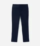 Pantalón de vestir para hombre, color beige claro, de corte slim y sastrería. Presenta cierre frontal con botón y cremallera, y bolsillos laterales y traseros.