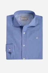 Camisa de manga larga Brooksfield, color azul con textura fina. Presenta cuello clásico, cierre frontal con botones y logo bordado en el pecho. Puños con doble botón.