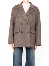 Abrigo de paño color marrón, con diseño cruzado, cierre de doble botonadura frontal, solapas clásicas y bolsillos laterales con solapa.