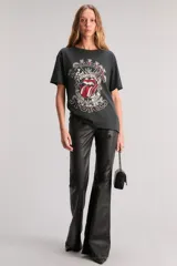Remera negra con efecto acid wash, corte regular, cuello redondo y manga corta. Estampa frontal con el logo de los Rolling Stones.