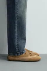 Zapatilla de cordones color beige, con parte superior de piel con acabado serraje y detalles de pespuntes. Suela ultrafina a contraste.