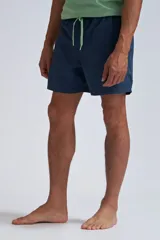 Short de baño de color azul marino, con diseño liso y corte clásico. Cuenta con cintura elástica y ajuste cómodo, ideal para actividades acuáticas.