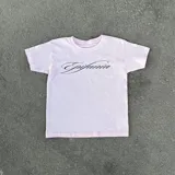 Remera tipo baby tee color rosado, con mangas cortas y estampa frontal en tipografía cursiva con la palabra "Epifanía".